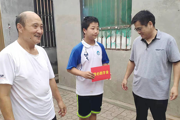 新鄉(xiāng)長(zhǎng)城集團(tuán)愛(ài)心家庭攜手輝縣義工“愛(ài)心助學(xué)，點(diǎn)亮希望”
