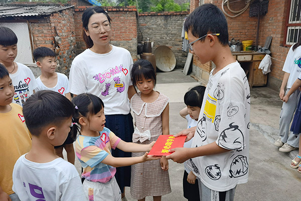 新鄉(xiāng)長(zhǎng)城集團(tuán)愛(ài)心家庭攜手輝縣義工“愛(ài)心助學(xué)，點(diǎn)亮希望”